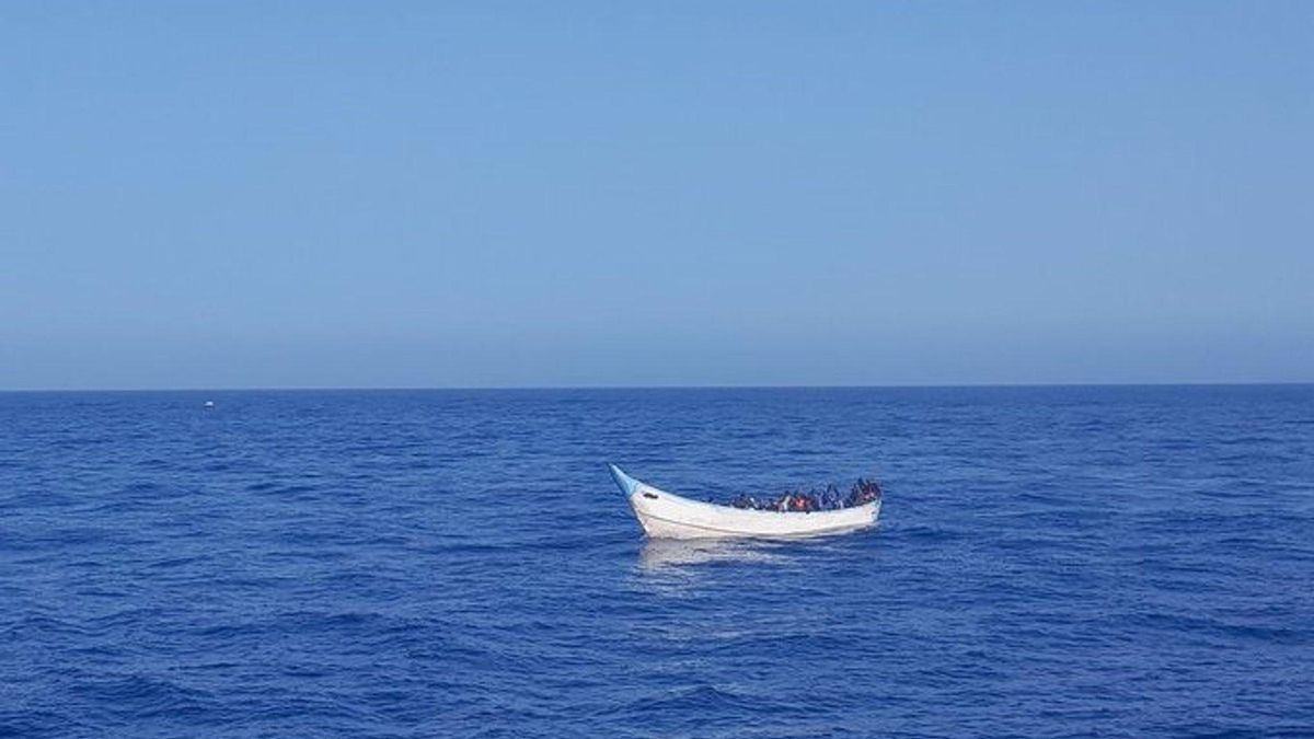 Archivo - Cayuco rescatado en aguas cercanas a Gran Canaria - CEDIDO POR SALVAMENTO MARÍTIMO.