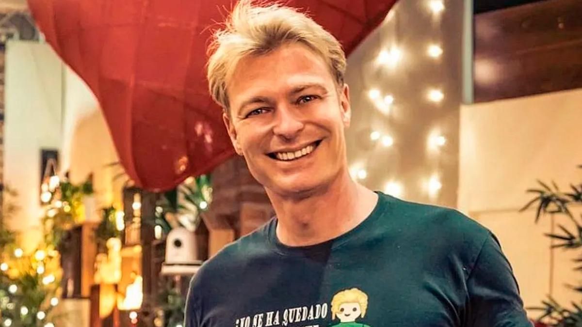 Richard Pena, la voz de 'First Dates', se reincorpora al programa de Telecinco tras sufrir un infarto