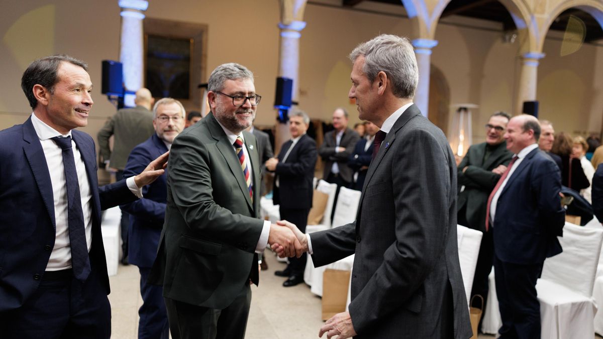 Pablo Núñez, a la izquierda, de azul, coincidió con el presidente de la Xunta, Alfonso Rueda, en un acto de la Cámara Minera de Galicia a principios de diciembre de 2025.
