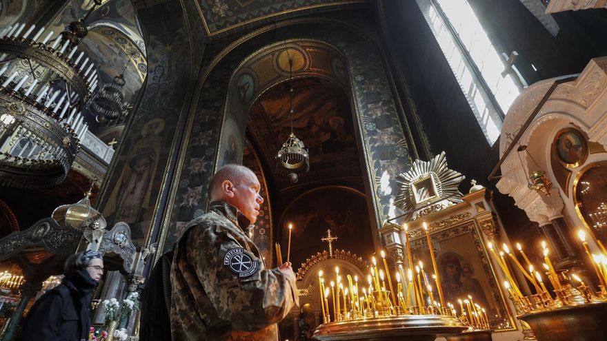 Un soldado ucraniano prende una vela por la Pascua ortodoxa en la catedral de San Volodímir, en Kiev.