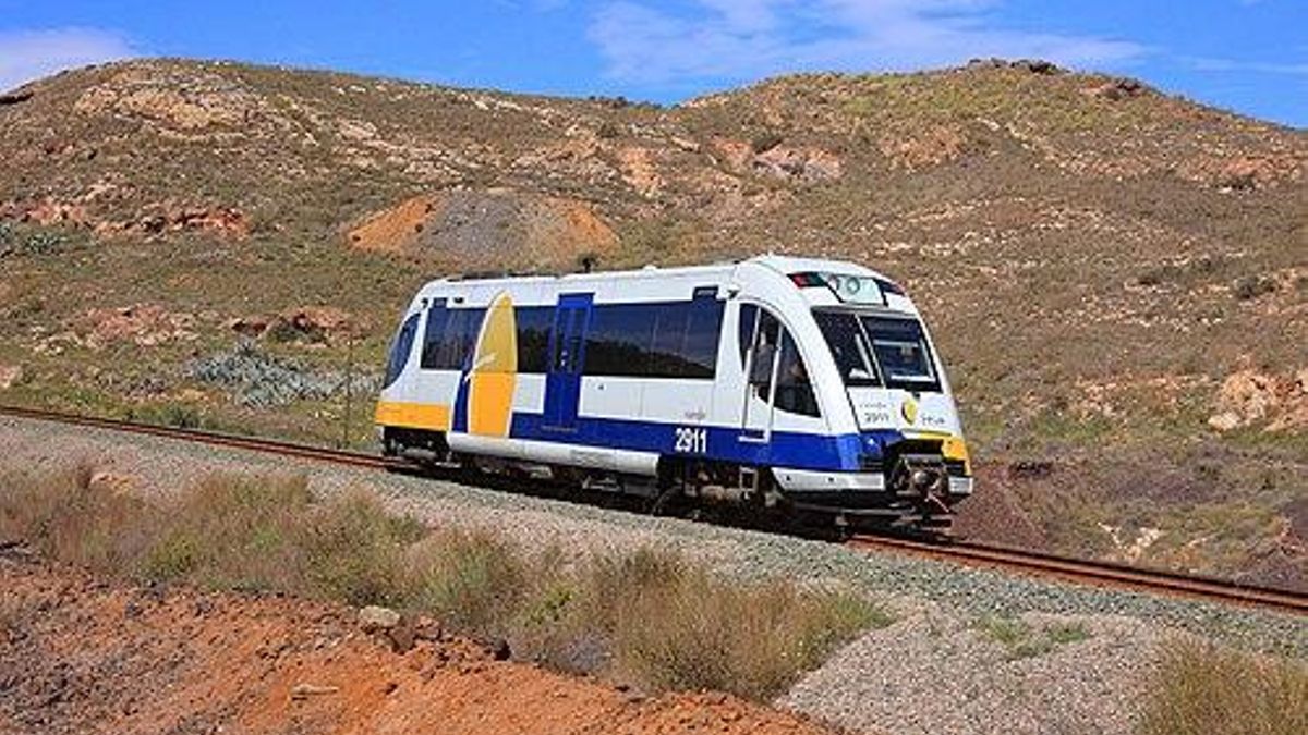 Al menos tres heridos leves en un choque de un tren de pasajeros de FEVE en Cartagena