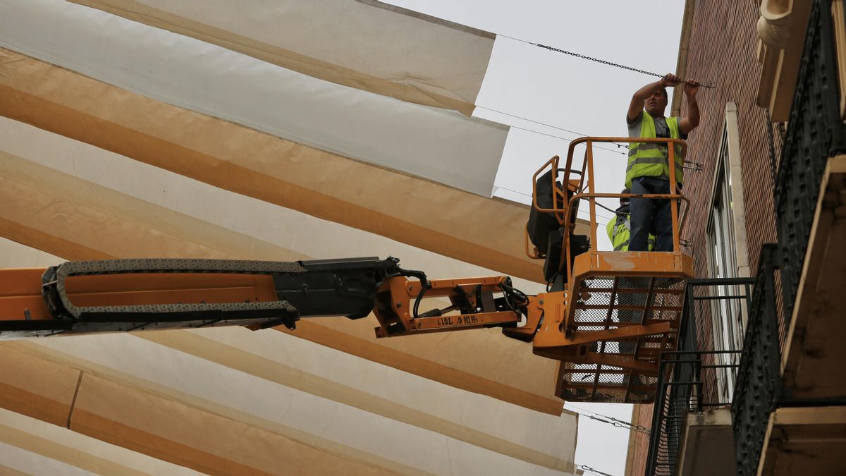 Comienzan a instalar los toldos del centro de Córdoba semanas antes que en los últimos años