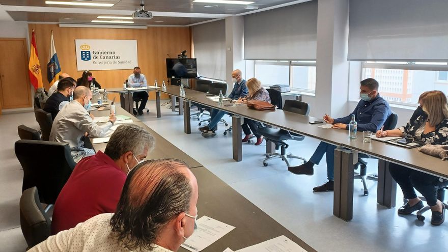 Sanidad y sindicatos fijan un calendario para abordar el abuso de la temporalidad en más de 11.500 trabajadores canarios