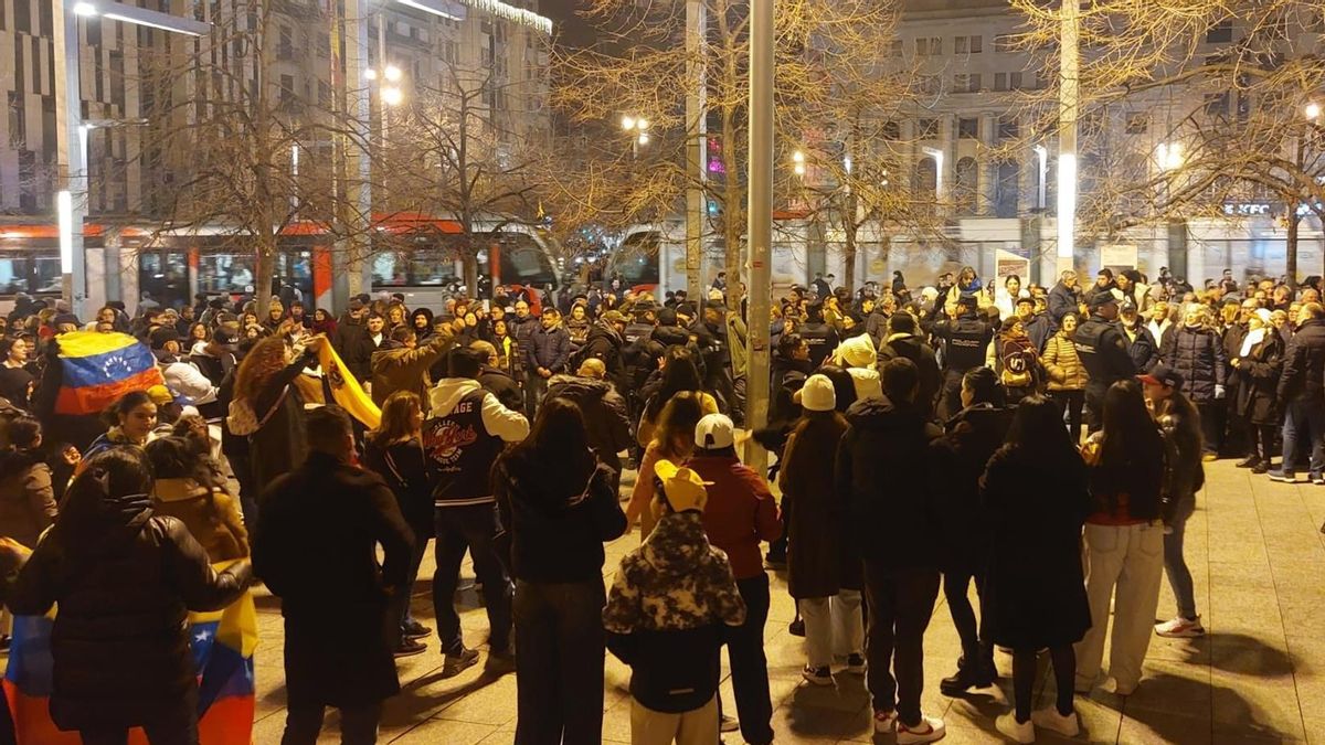 Tensión en la plaza de España de Zaragoza al coincidir la celebración venezolana y una protesta contra EEUU