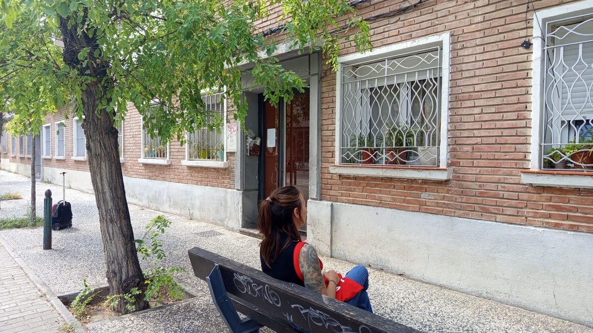 Ana frente a su casa