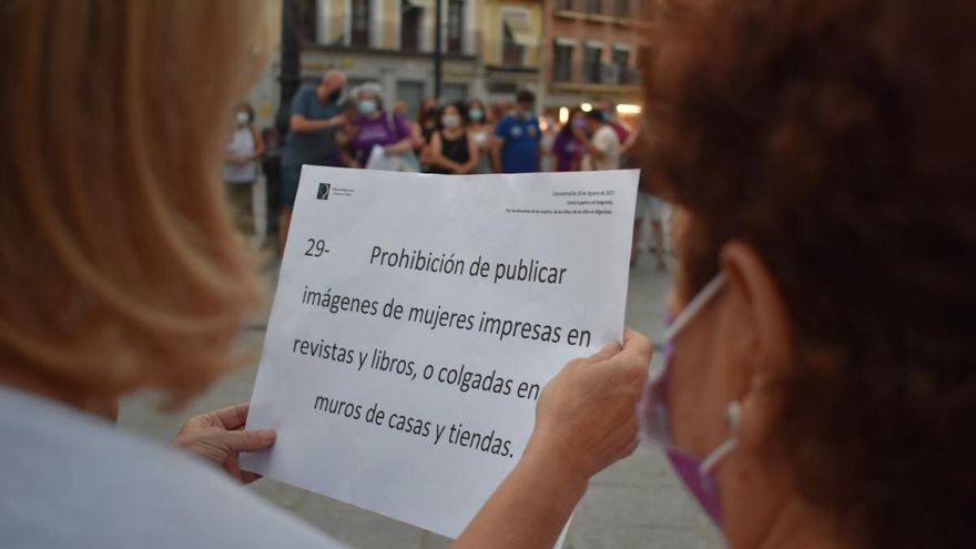 Concentración en Toledo en defensa de las afganas