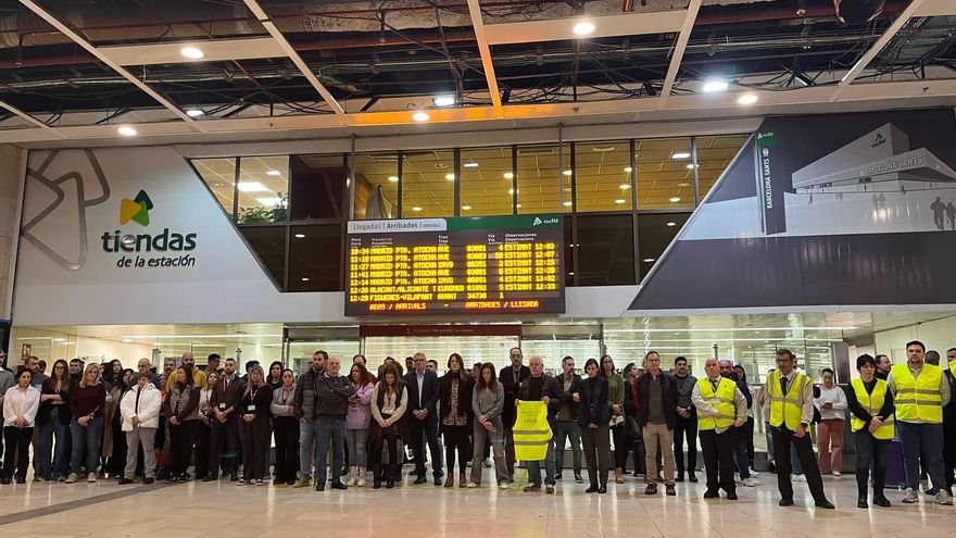 Cinco minutos de silencio de los maquinistas y la plantilla de Renfe por el accidente de Gelida en la estación de Sants en Barcelona.
