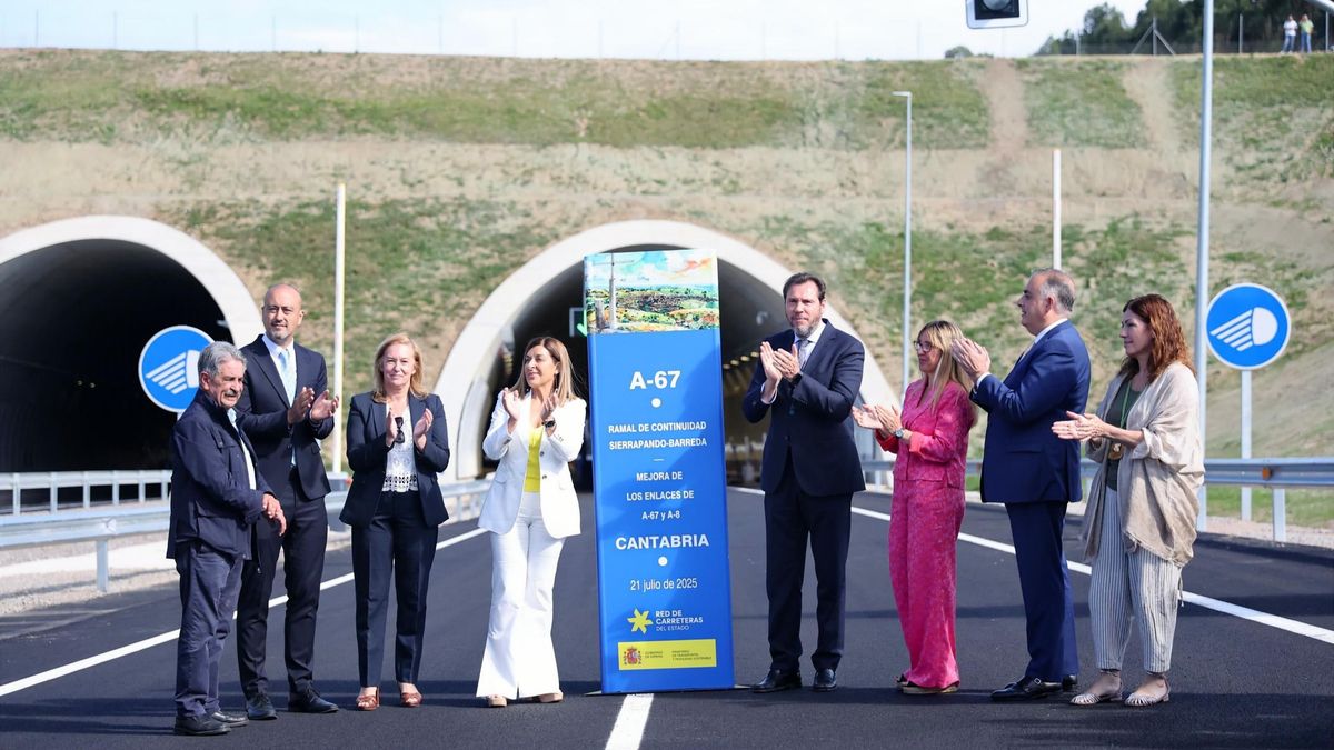 Autoridades cántabras rodean al ministro Óscar Puente, en la puesta oficial en servicio del nudo de Sierrapando.