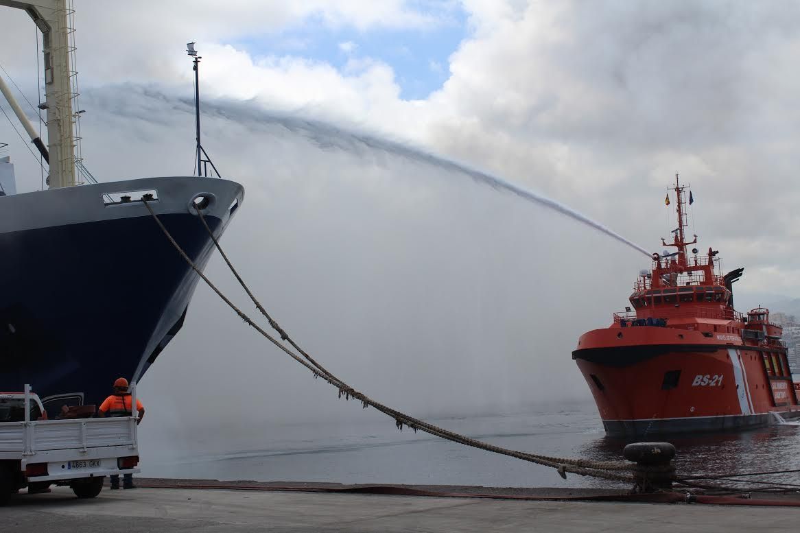 Incendio de un pesquero en el Muelle Reina Sofía. (CIRENIA VICO)