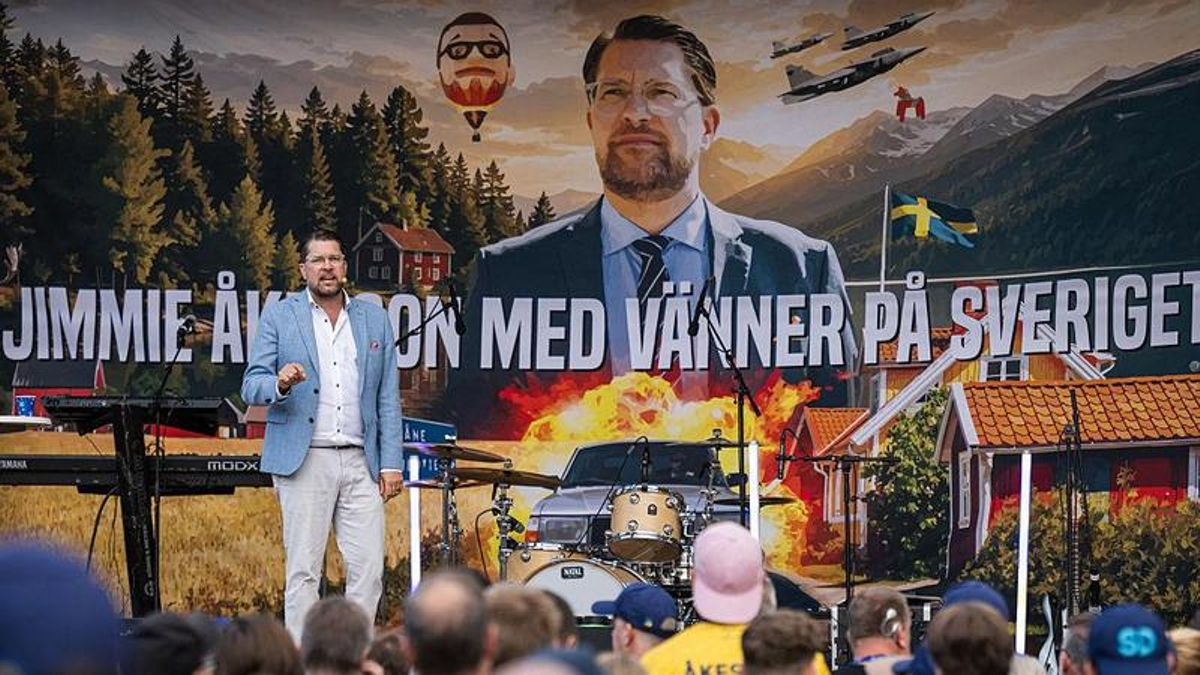 El líder del partido Demócratas de Suecia, Jimmie Akesson, interviene en un acto de campaña electoral en Sjodalsparken, en Huddinge, cerca de Estocolmo, el 18 de agosto de 2026.
