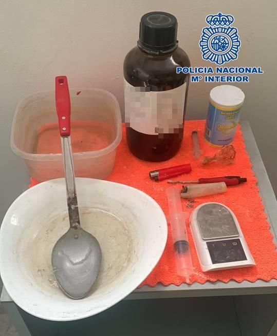 Objetos del laboratorio casero de crack intervenido en Tenerife.