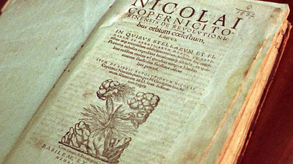 Libro de Nicolás Copérnico en el que expuso su teoría sobre el heliocentrismo. EFE/ROSA VEIGA/Archivo