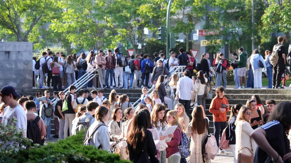 Jóvenes en la entrada de la Universidad de Cantabria.