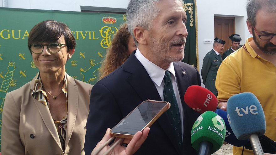 El ministro del Interior, Fernando Grande-Marlaska, hace declaraciones a los medios junto a la directora general de la Guardia Civil, María Gámez.