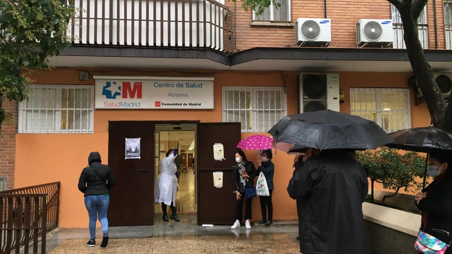 Pacientes esperan en la puerta del centro de salud de Abrantes (Madrid)