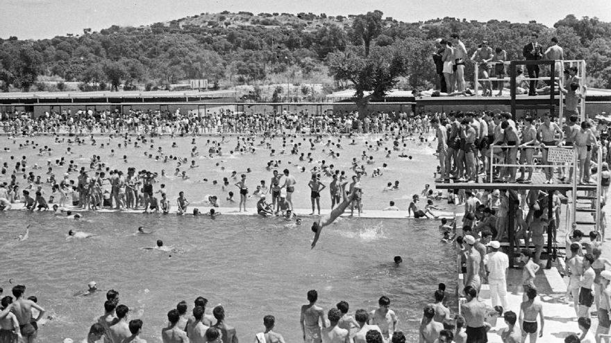 Postales de aquellas vacaciones en blanco y negro desde Madrid: en 600, a la playita, al pueblo o al Parque Sindical