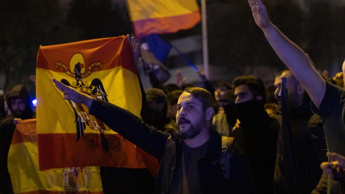Un grupo de personas durante una concentración ultra frente al Ministerio de Transportes.