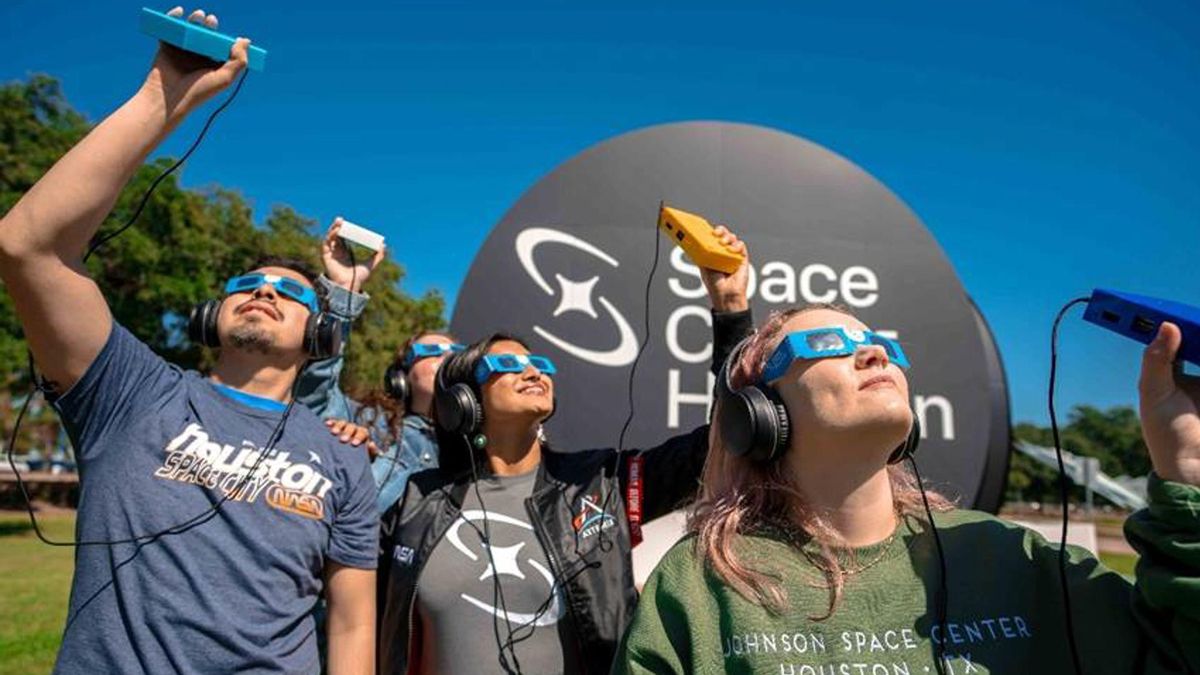 Un grupo de personas utiliza los dispositivos LightSound durante un eclipse en Estados Unidos. / Rochelle Pettaway