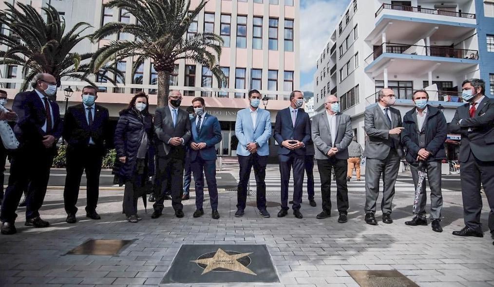 Los asistentes junto a una de las estrellas.