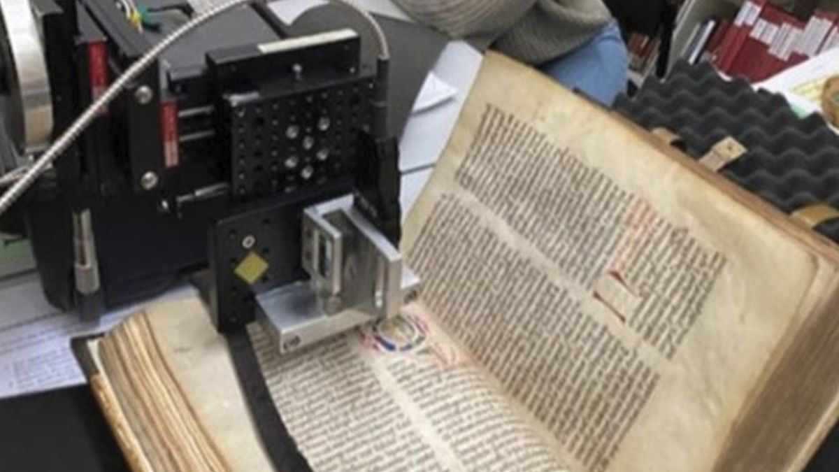 La investigación publicada en 2026 revisa el códice medieval de Frankfurt con análisis paleográficos, históricos y Raman para entender mejor a su autora