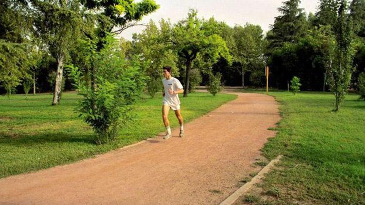 Un joven corre por el parque Cruz Conde.