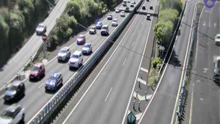 Atasco en la TF-5 a la altura de Santa Úrsula por un desprendimiento junto a la vía