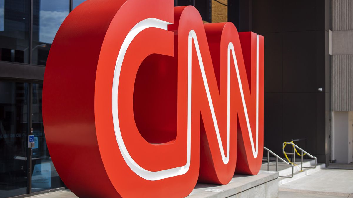 Fotografía de archivo en la que se registró el logo de la cadena estadounidense de televisión CNN, en su edificio sede, en Atlanta (Georgia, EE.UU.).