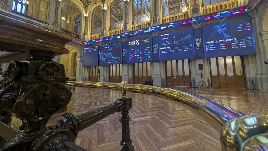 La bolsa española ha bajado este jueves el 2,27 % y ha perdido la cota de los 17.000 puntos en una jornada marcada por los ataques cruzados en la guerra en Oriente Medio y las caídas en Wall Street.