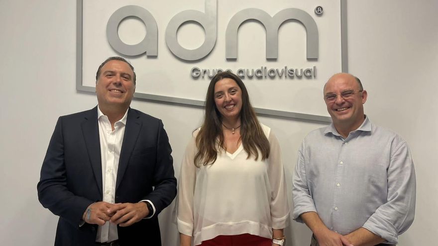 Gustavo Fuentes, ex CEO de ADM, junto a Pilar Manchón, directora de Estrategias de investigación en IA de Google, y el presidente de la productora y alto cargo de la Junta, Sergio Gómez, durante una visita a la empresa.