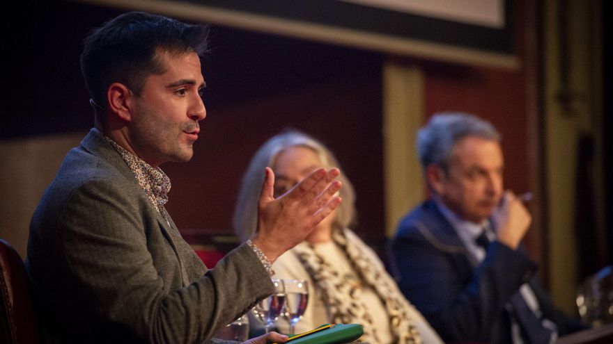 El escritor Francisco J. Lira Castiñeira, la escritora María Ángeles Egido, y el expresidente del Gobierno, José Luis Rodríguez Zapatero, durante la presentación del libro 'Los Nadies de la Guerra de España'