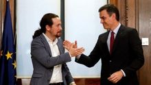 Pedro Sánchez y Pablo Iglesias tras la firma del acuerdo. EFE