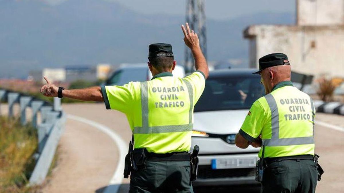 Imagen de archivo de dos agentes de la Guardia Civil de Tráfico.