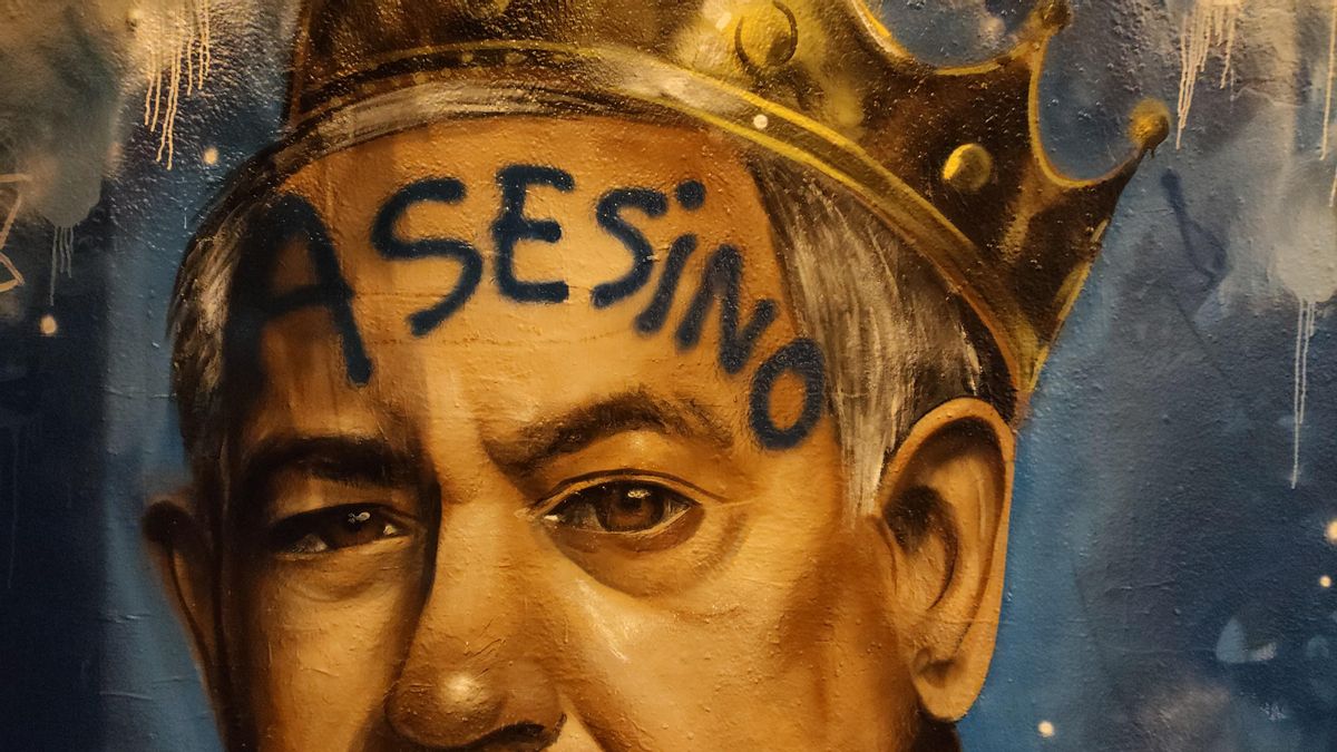 El mural que el grafitero israelí Dudi Shuval pintó exaltando a Netanyahu, pintado con la palabra "asesino" en el barrio de El Clot de Barcelona.