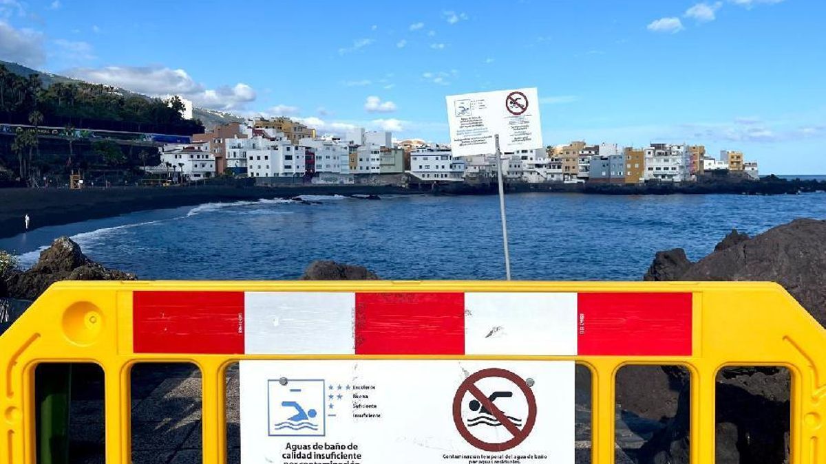 Playa Jardín, cerrada al baño por calidad insuficiente del agua por contaminación por aguas residuales.