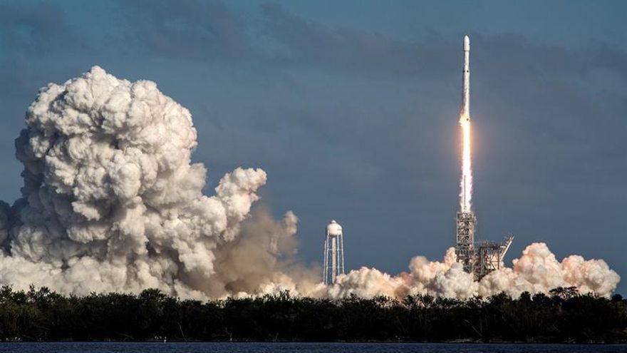 SpaceX pone en órbita al satélite español Hispasat 30W-6