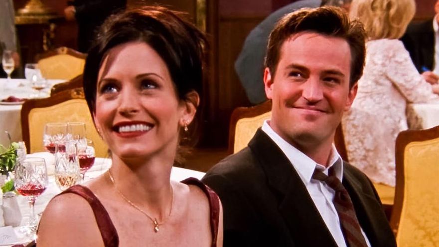 El equipo de 'Friends' revela que la NBC se opuso a que Mónica se acostara con un hombre en su primera cita