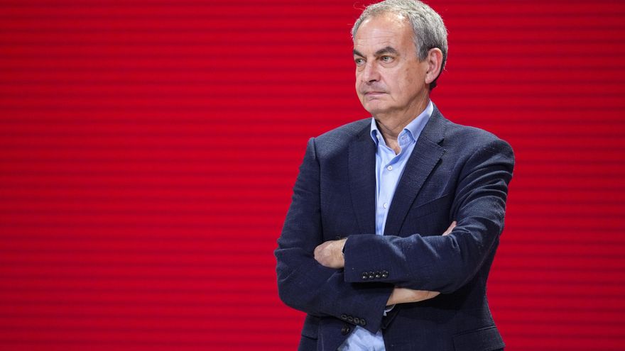 Archivo - El secretario general del  PSOE de 2000 a 2012 y presidente del Gobierno de España de 2004  a 2011, José Luis Rodríguez Zapatero, durante los premios Rosa Manzano en el primer día del 41 Congreso Federal del PSOE