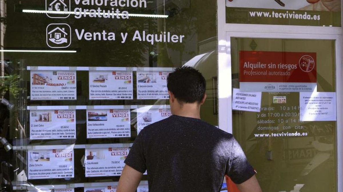 Vista de un escaparate de una inmobiliaria en Madrid, con anuncios de pisos en venta.