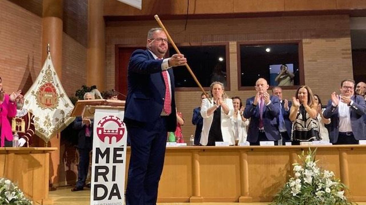 Antonio Rodríguez Osuna (PSOE) con el bastón de mando tras ser nombrado alcalde de Mérida.