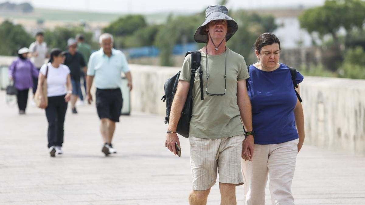 Turistas en Córdoba con aviso rojo por calor