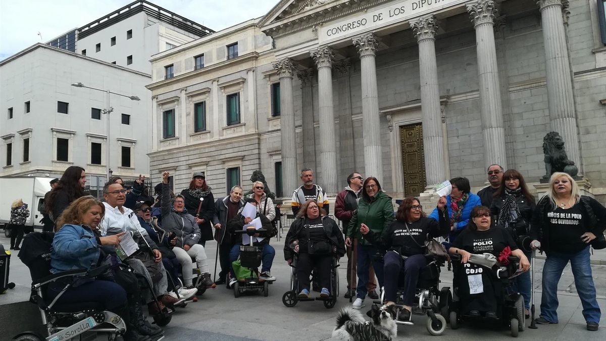 Personas afectadas por la polio se concentran frente al Congreso de los Diputados, en 2019, para exigir medidas, en foto de archivo.