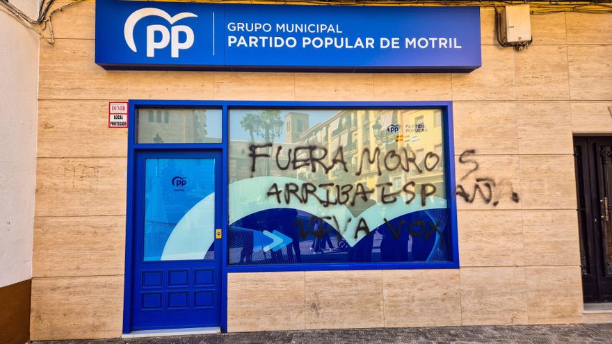 Sede del PP de Motril con pintadas xenófobas y ofensivas
