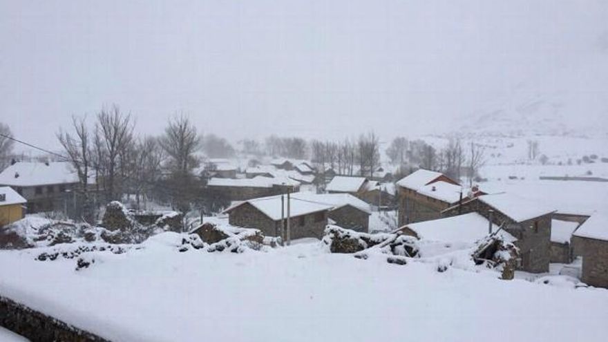 La localidad de Cubillas de Arbas a media tarde de este jueves. / Foto Hostal Rio Viejo