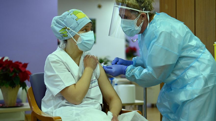 La auxiliar de enfermería Mónica Tapias, primera sanitaria en recibir la vacuna contra el coronavirus.