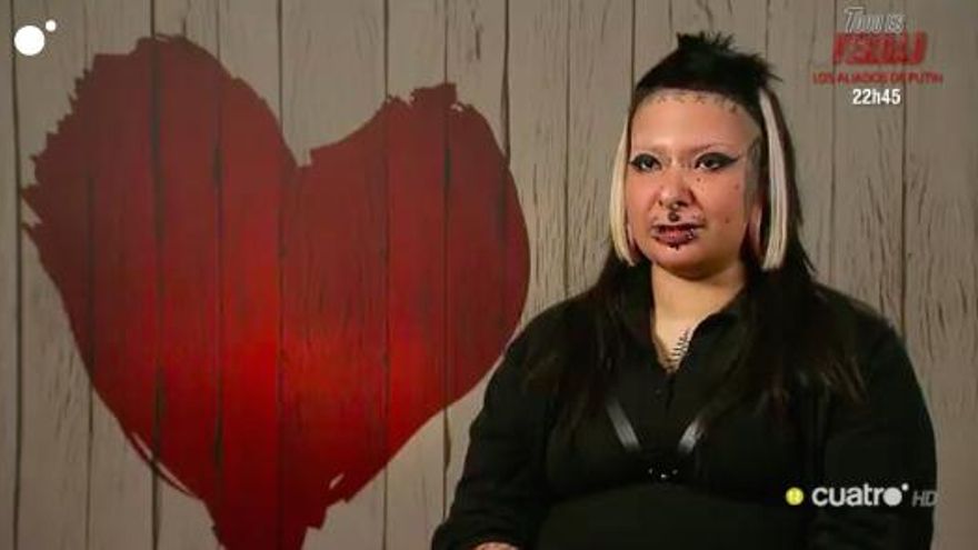 Dos solteros de 'First Dates' "encajan" por el sadomaso: "Soy sumisa, pero por las pintas piensan que soy dómina"