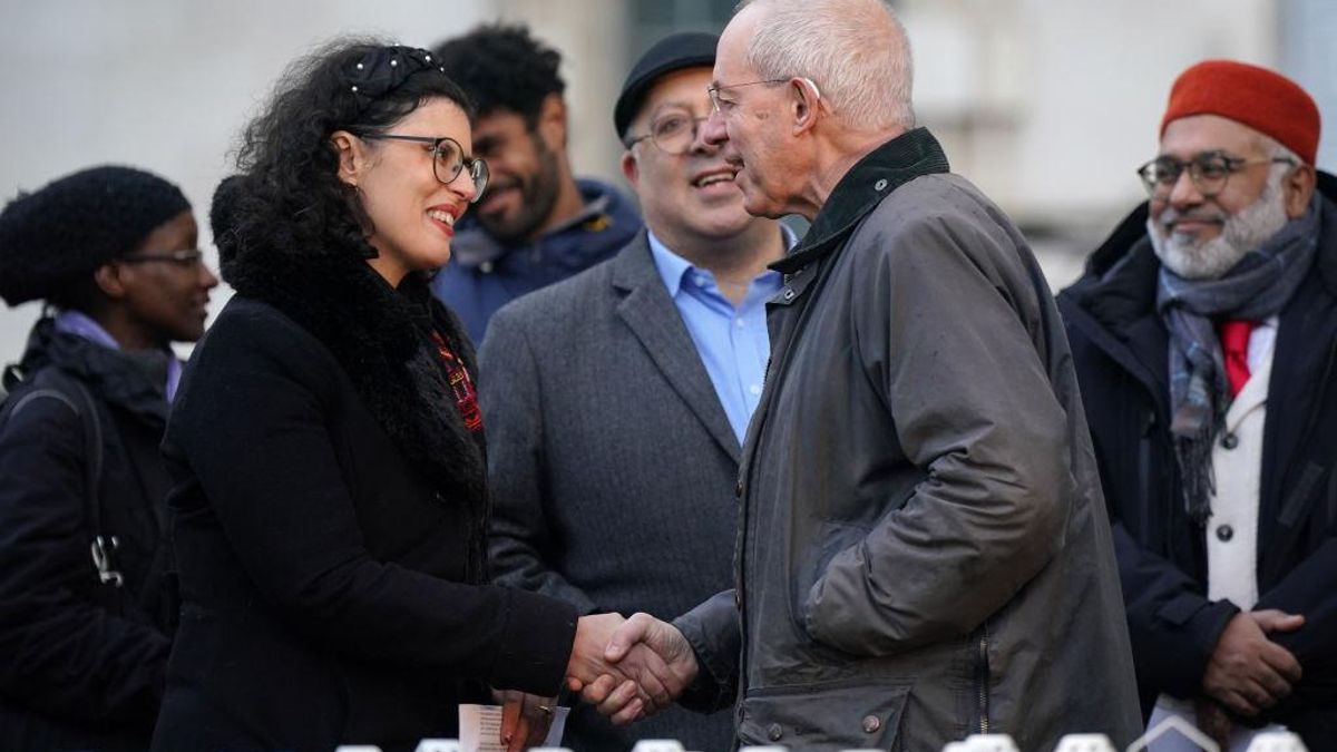 La diputada Layla Moran con el arzobispo de Canterbury, Justin Welby, en una vigilia contra el antisemitismo y la islamofobia el 15 de noviembre, en Londres.