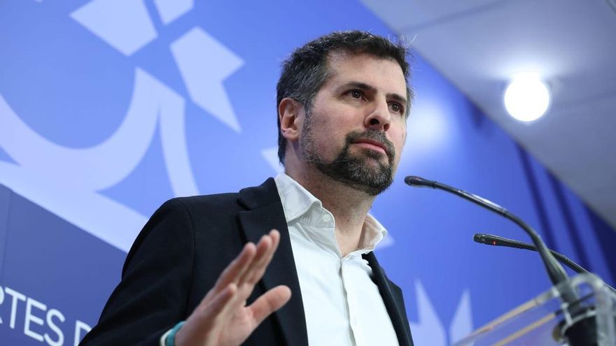 Luis Tudanca durante una rueda de prensa en las Cortes.