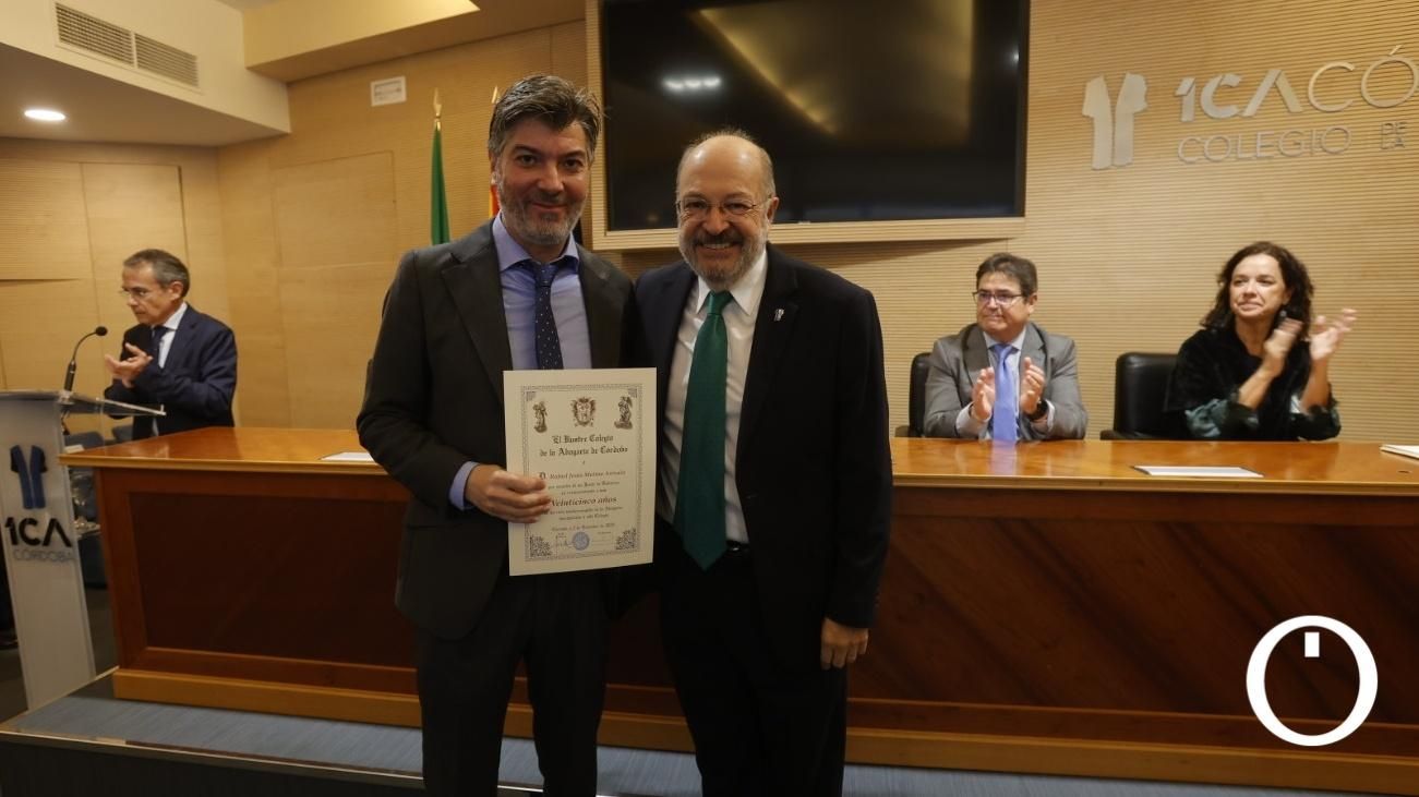 Entrega de diplomas a las personas colegiadas que cumple 50 y 25 años de abogacía.