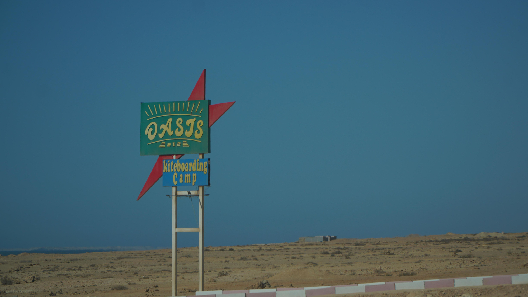 Campamento de Kitesurf ofertado en el mismo desierto donde migrantes son abandonados