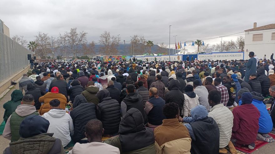 Los musulmanes de Jumilla celebran el fin del Ramadán en un parking tras la prohibición de PP y Vox de actos islámicos en espacios públicos